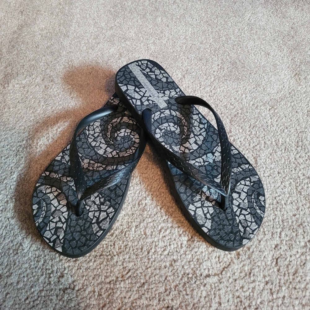 Montego Bay Club Black & Silver Flip-Flops Size 8